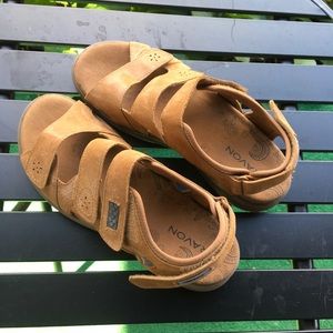 Aravon sandals with velcro adjustable strap